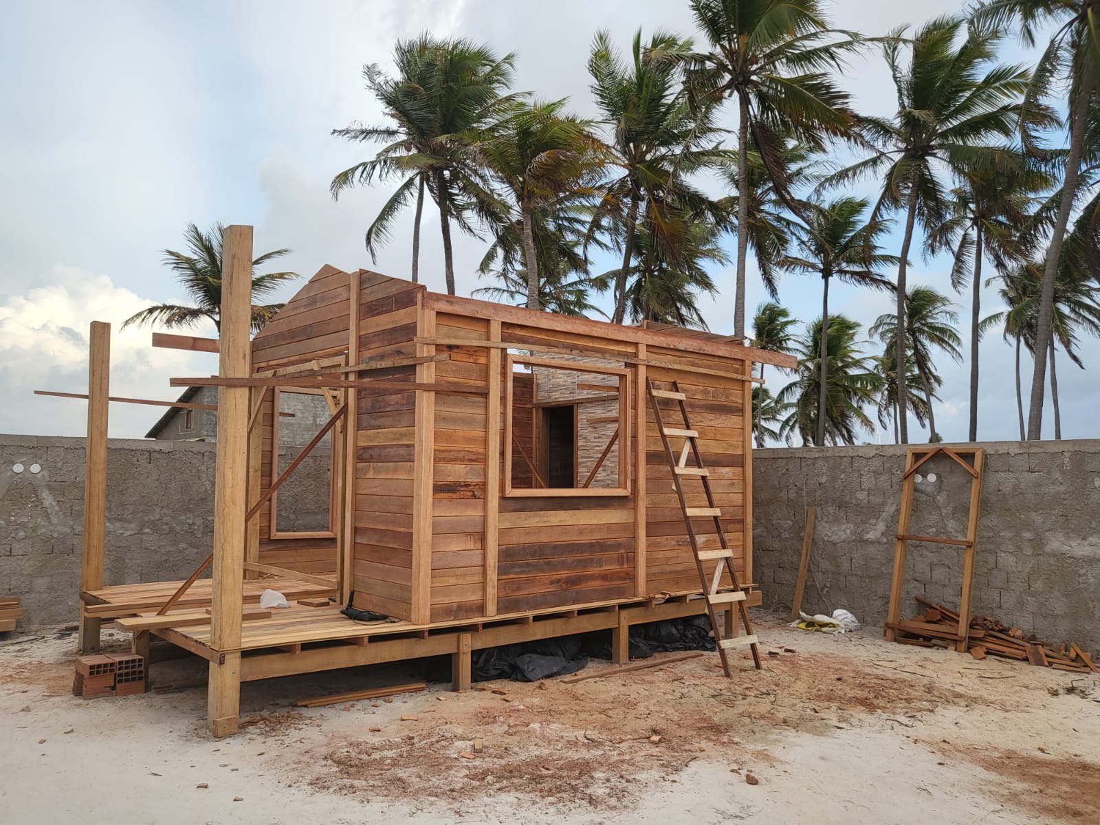 Construção de casa de madeira na Vila do Rico